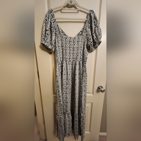 DEVOTED Patterned Midi Tiered Dress with Short Ruffled Sleeves. Size Large. - Picture 5 of 15